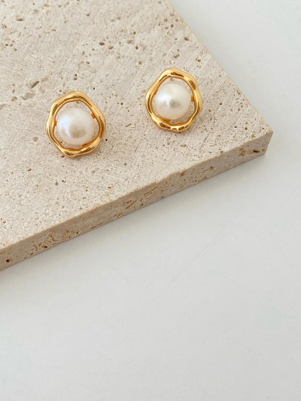 Abrumando el arete de perla